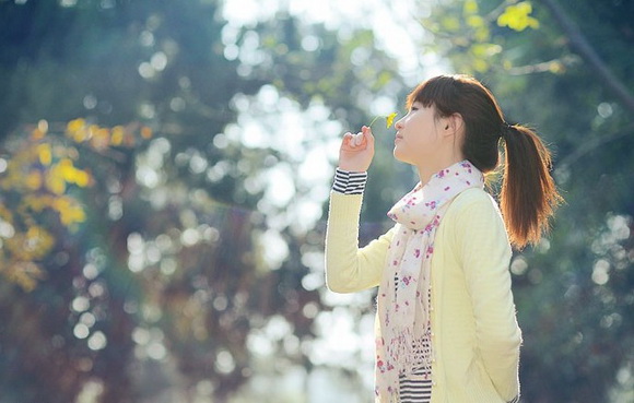 用Photoshop美化气质美女外景照片